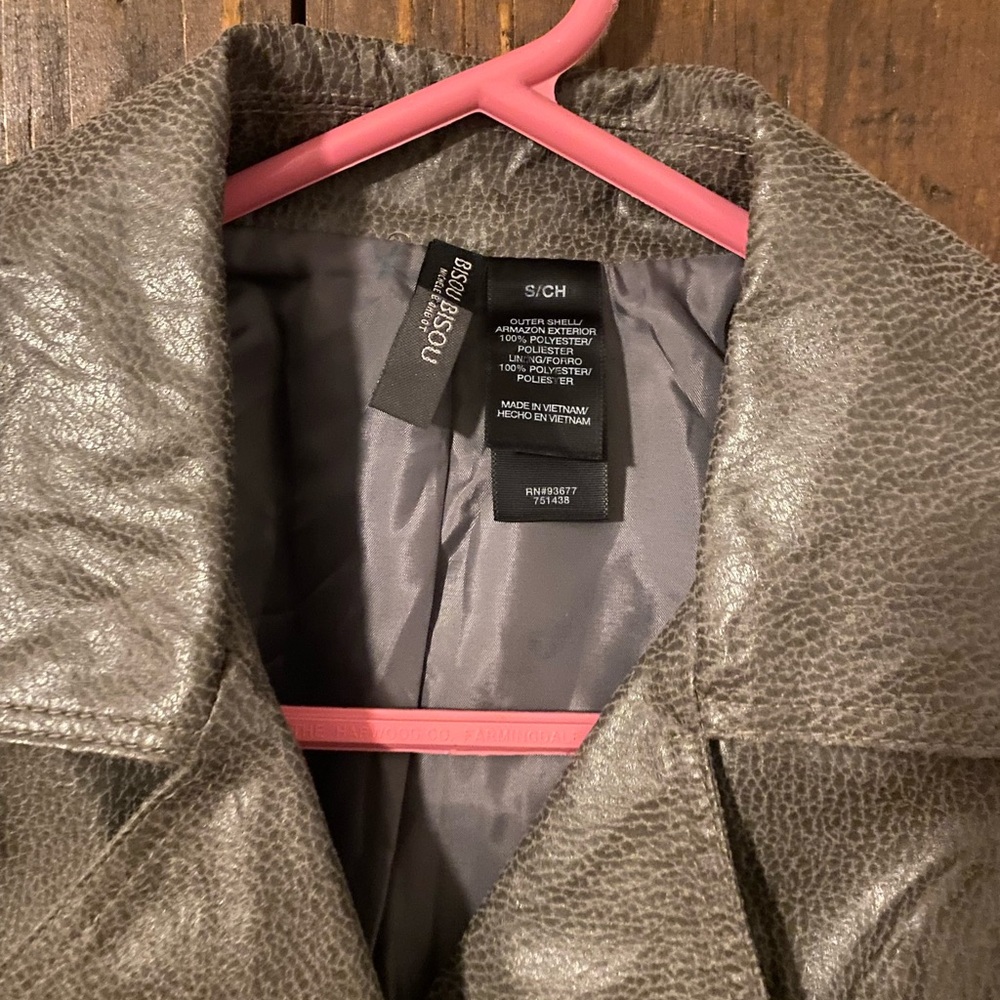 Bisou Bisou cropped faux leather moto jacket - Picture 5 of 5